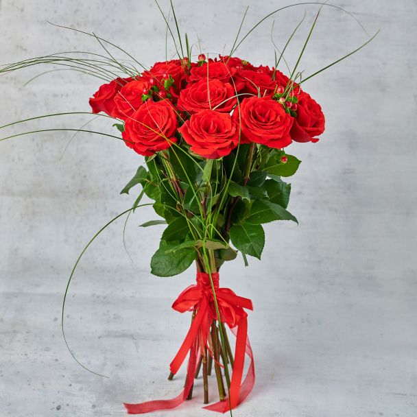 Букет из 15 роз с зеленью