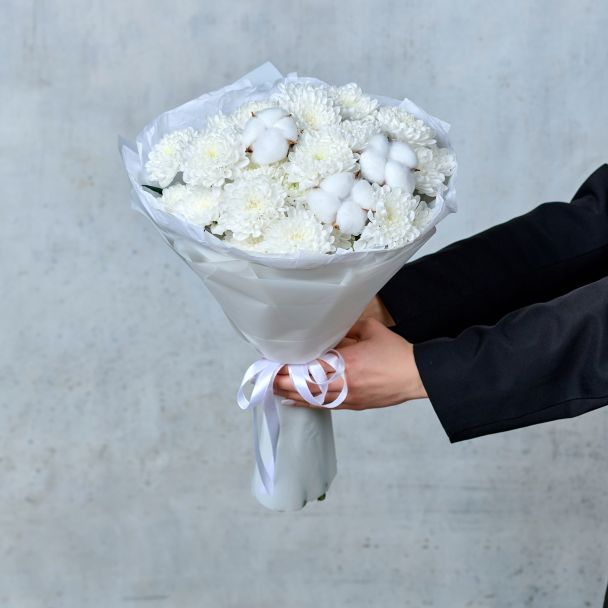 Букет из хризантем с хлопком