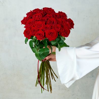 Букет из 25 красных  Российских роз