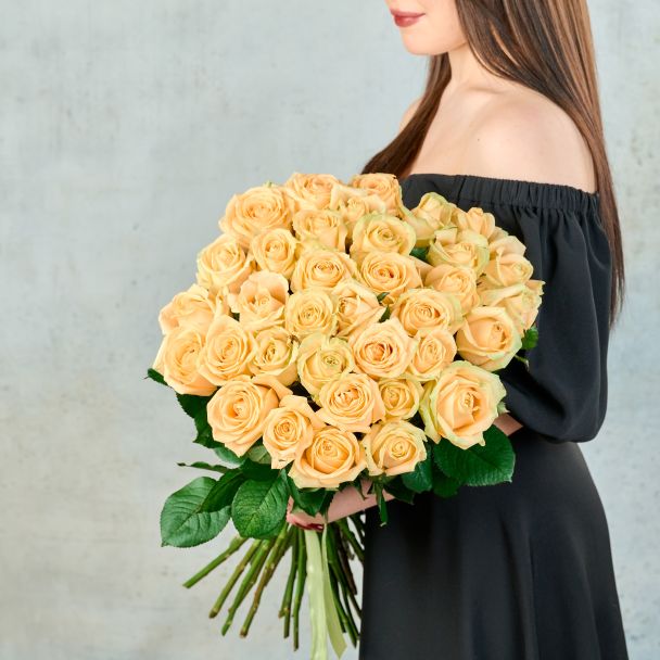 Букет из 35 кремовых Российских роз